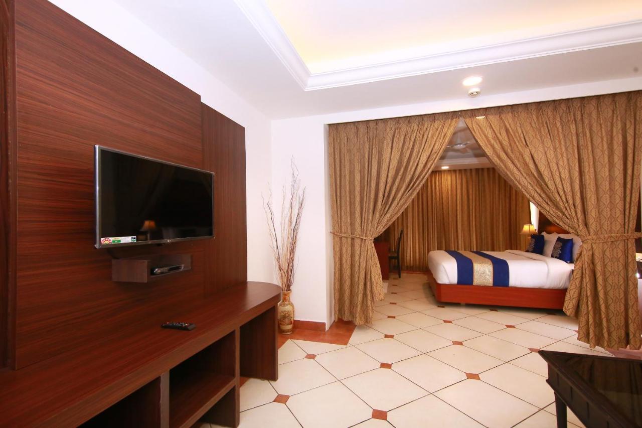 เออร์เบิน เฮาส์ เอมเมอรัลด์ สวีท Hotel Kochi ภายนอก รูปภาพ