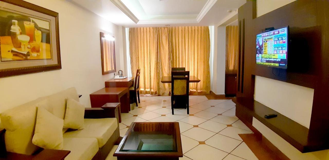 เออร์เบิน เฮาส์ เอมเมอรัลด์ สวีท Hotel Kochi ภายนอก รูปภาพ