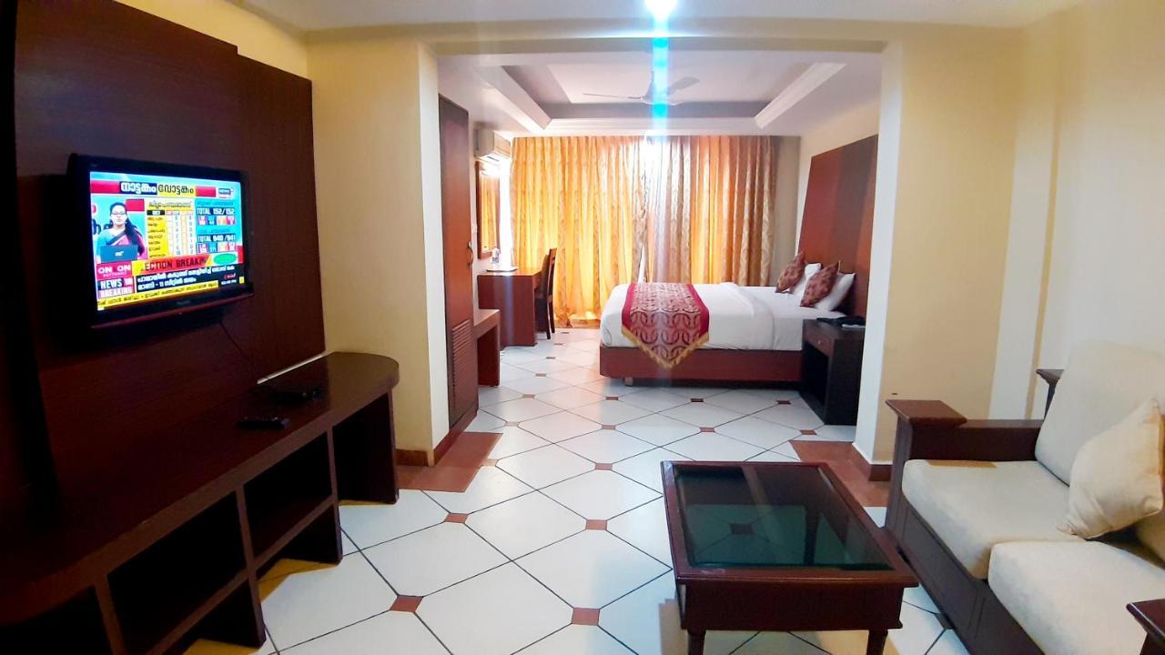เออร์เบิน เฮาส์ เอมเมอรัลด์ สวีท Hotel Kochi ภายนอก รูปภาพ