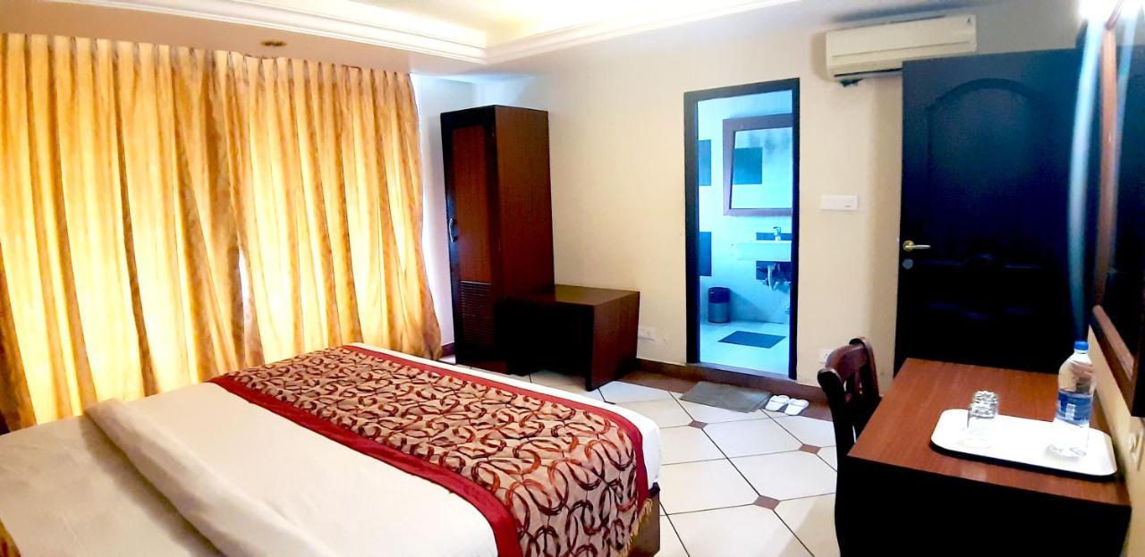 เออร์เบิน เฮาส์ เอมเมอรัลด์ สวีท Hotel Kochi ภายนอก รูปภาพ