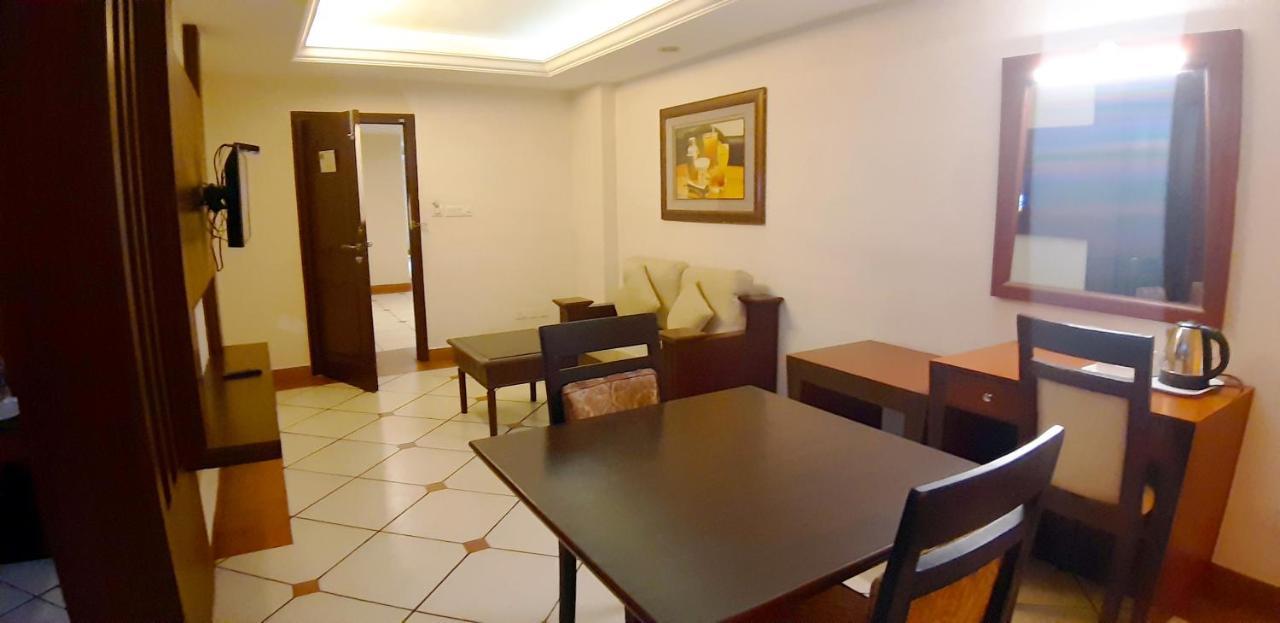 เออร์เบิน เฮาส์ เอมเมอรัลด์ สวีท Hotel Kochi ภายนอก รูปภาพ