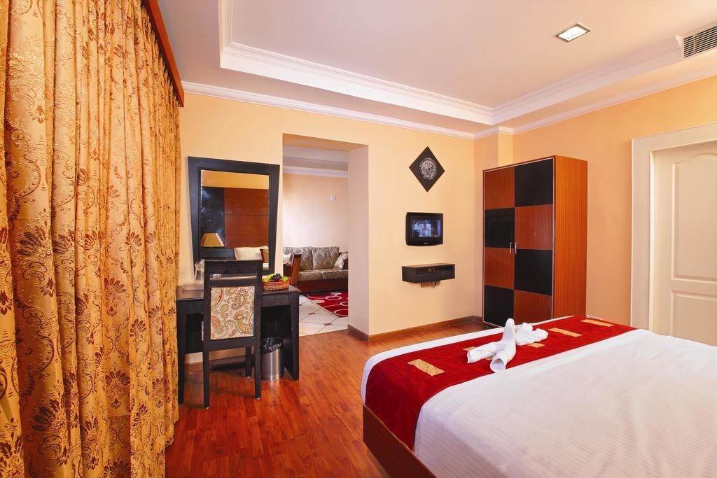 เออร์เบิน เฮาส์ เอมเมอรัลด์ สวีท Hotel Kochi ภายนอก รูปภาพ