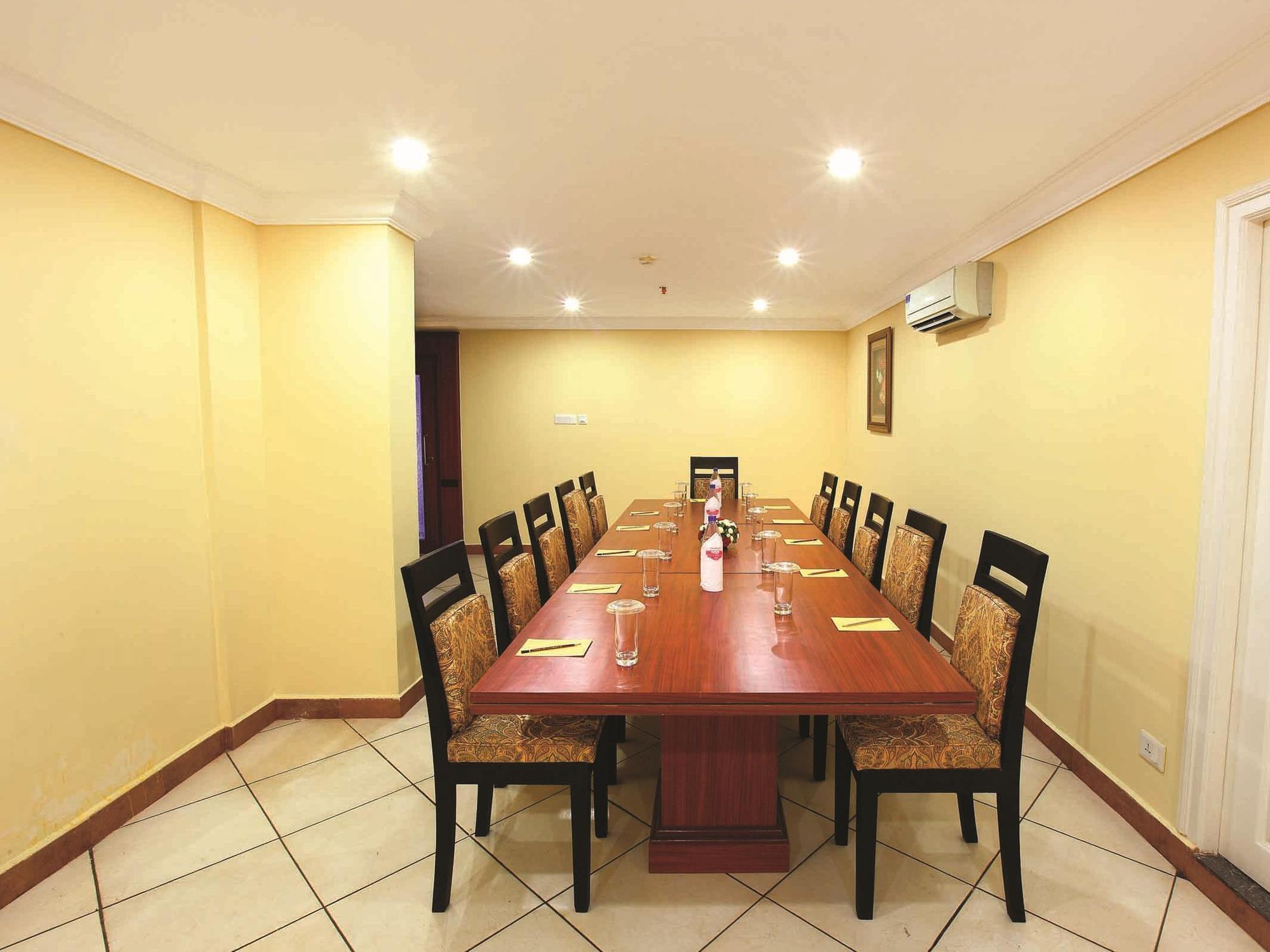 เออร์เบิน เฮาส์ เอมเมอรัลด์ สวีท Hotel Kochi ภายนอก รูปภาพ