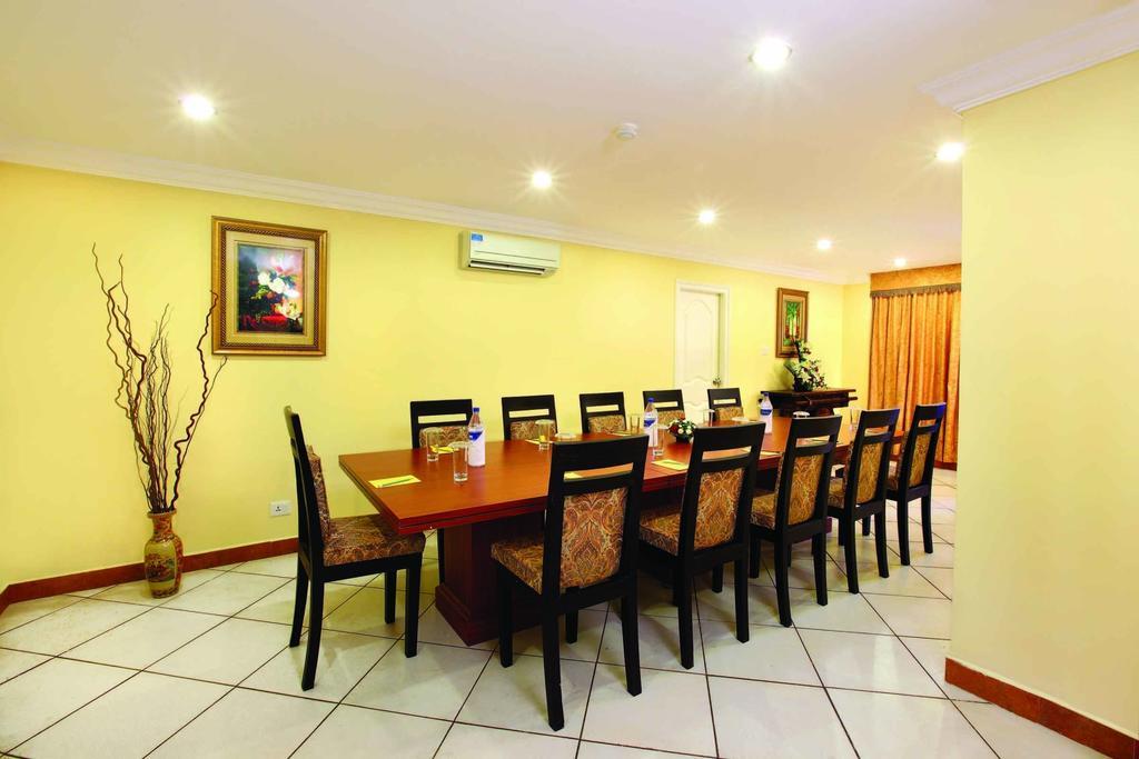 เออร์เบิน เฮาส์ เอมเมอรัลด์ สวีท Hotel Kochi ภายนอก รูปภาพ