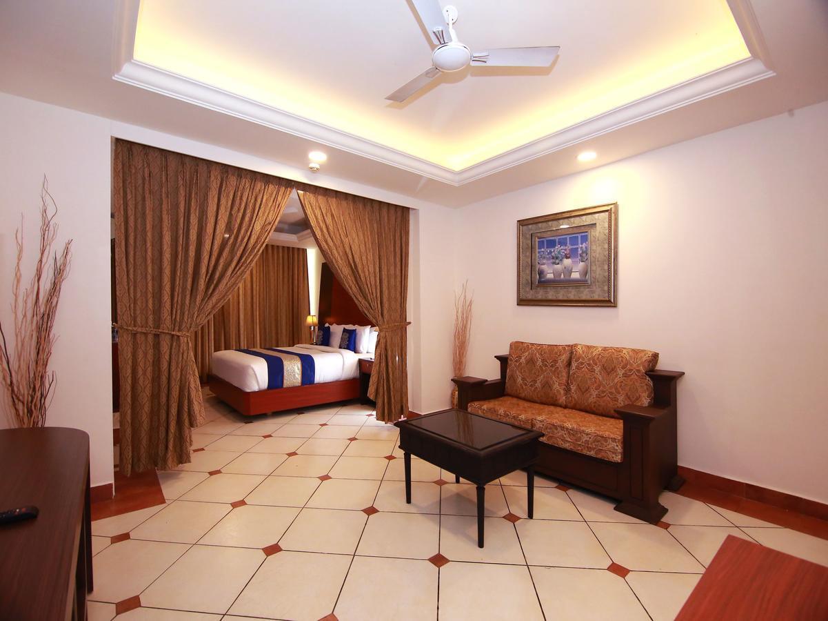 เออร์เบิน เฮาส์ เอมเมอรัลด์ สวีท Hotel Kochi ภายนอก รูปภาพ