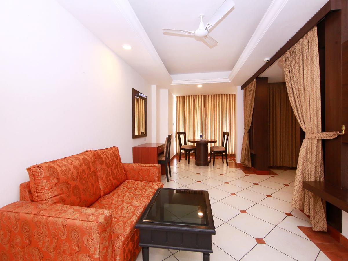 เออร์เบิน เฮาส์ เอมเมอรัลด์ สวีท Hotel Kochi ภายนอก รูปภาพ