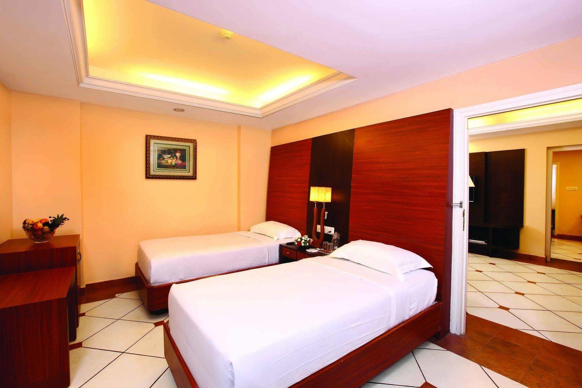 เออร์เบิน เฮาส์ เอมเมอรัลด์ สวีท Hotel Kochi ภายนอก รูปภาพ