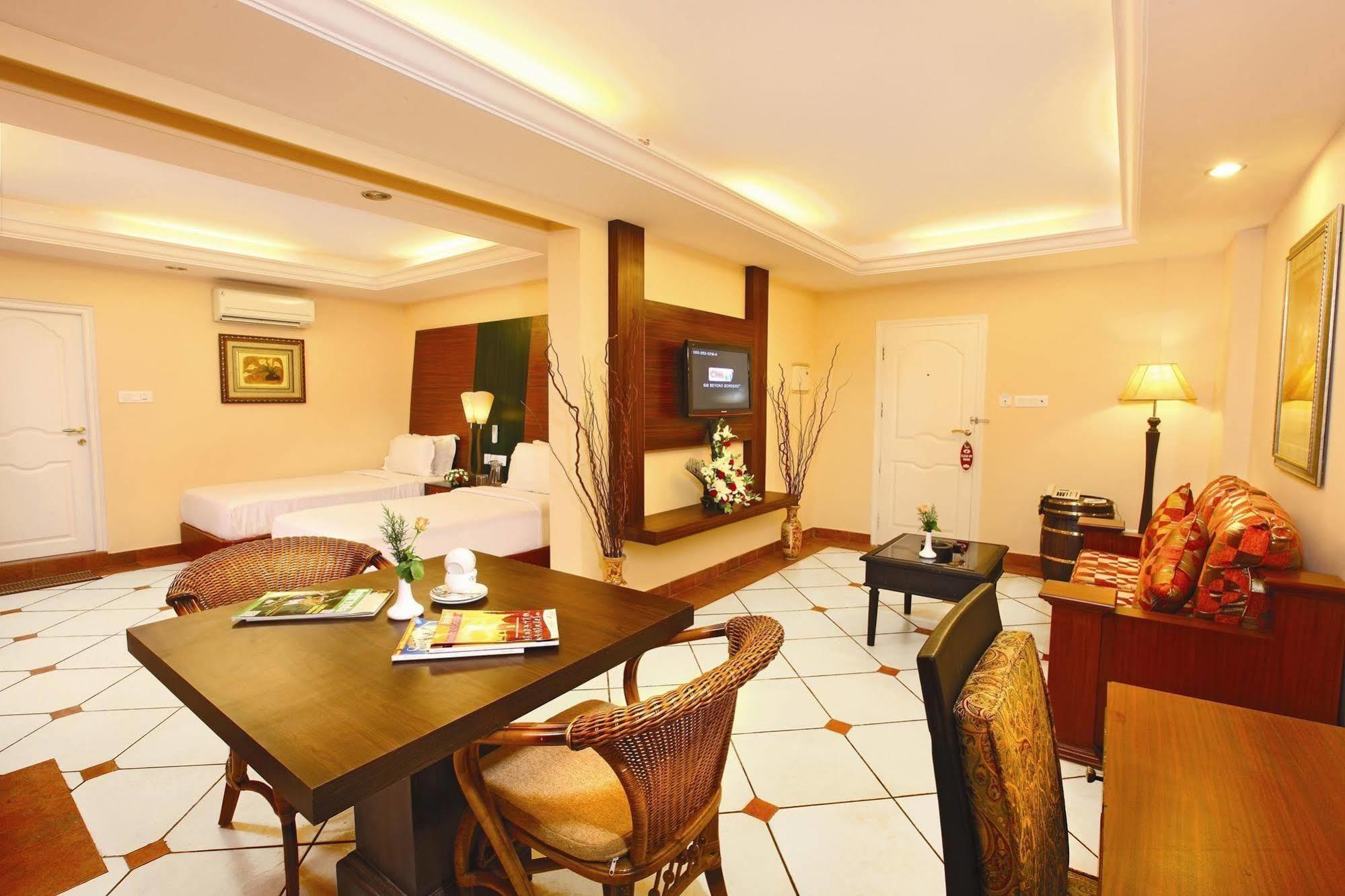 เออร์เบิน เฮาส์ เอมเมอรัลด์ สวีท Hotel Kochi ภายนอก รูปภาพ
