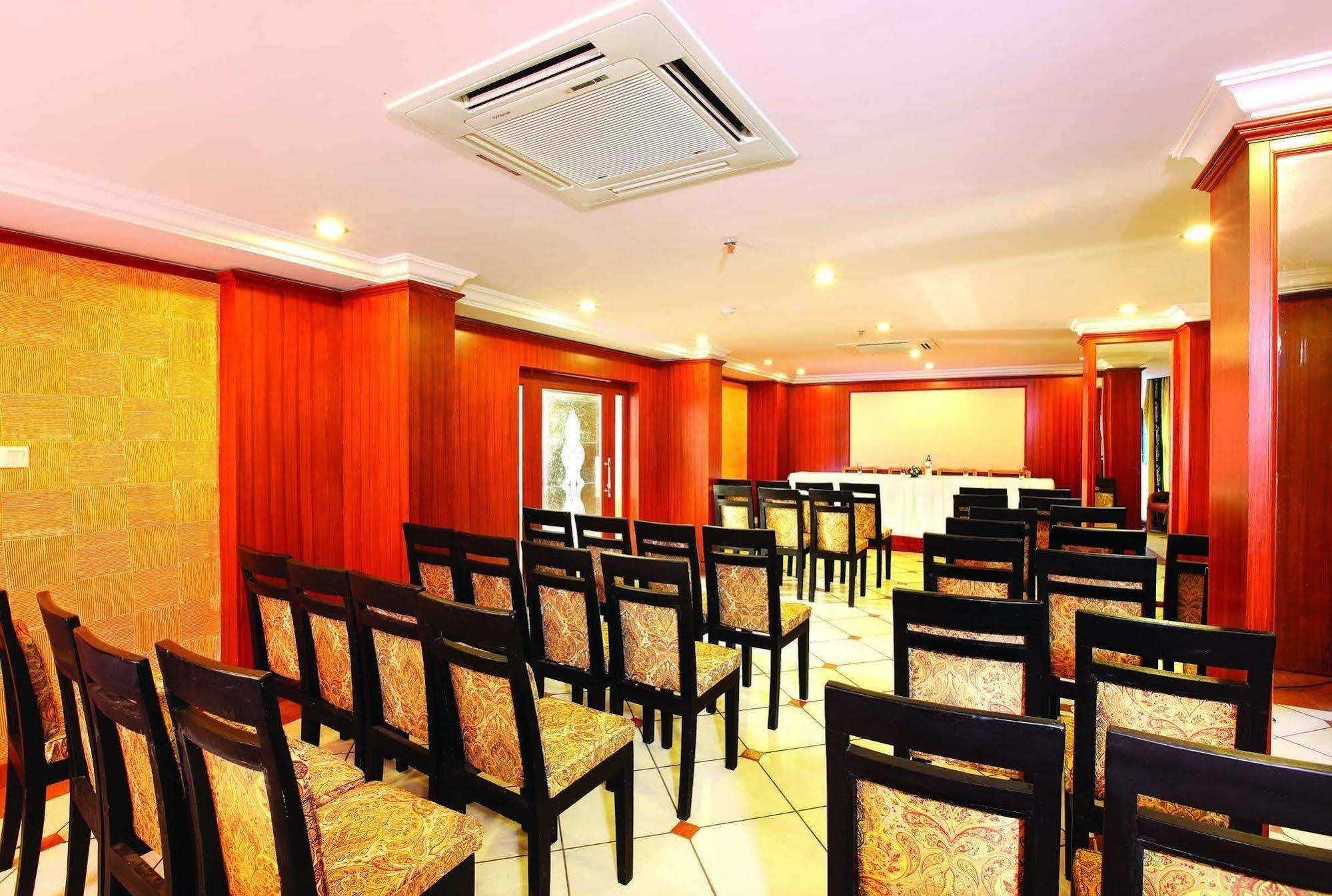 เออร์เบิน เฮาส์ เอมเมอรัลด์ สวีท Hotel Kochi ภายนอก รูปภาพ