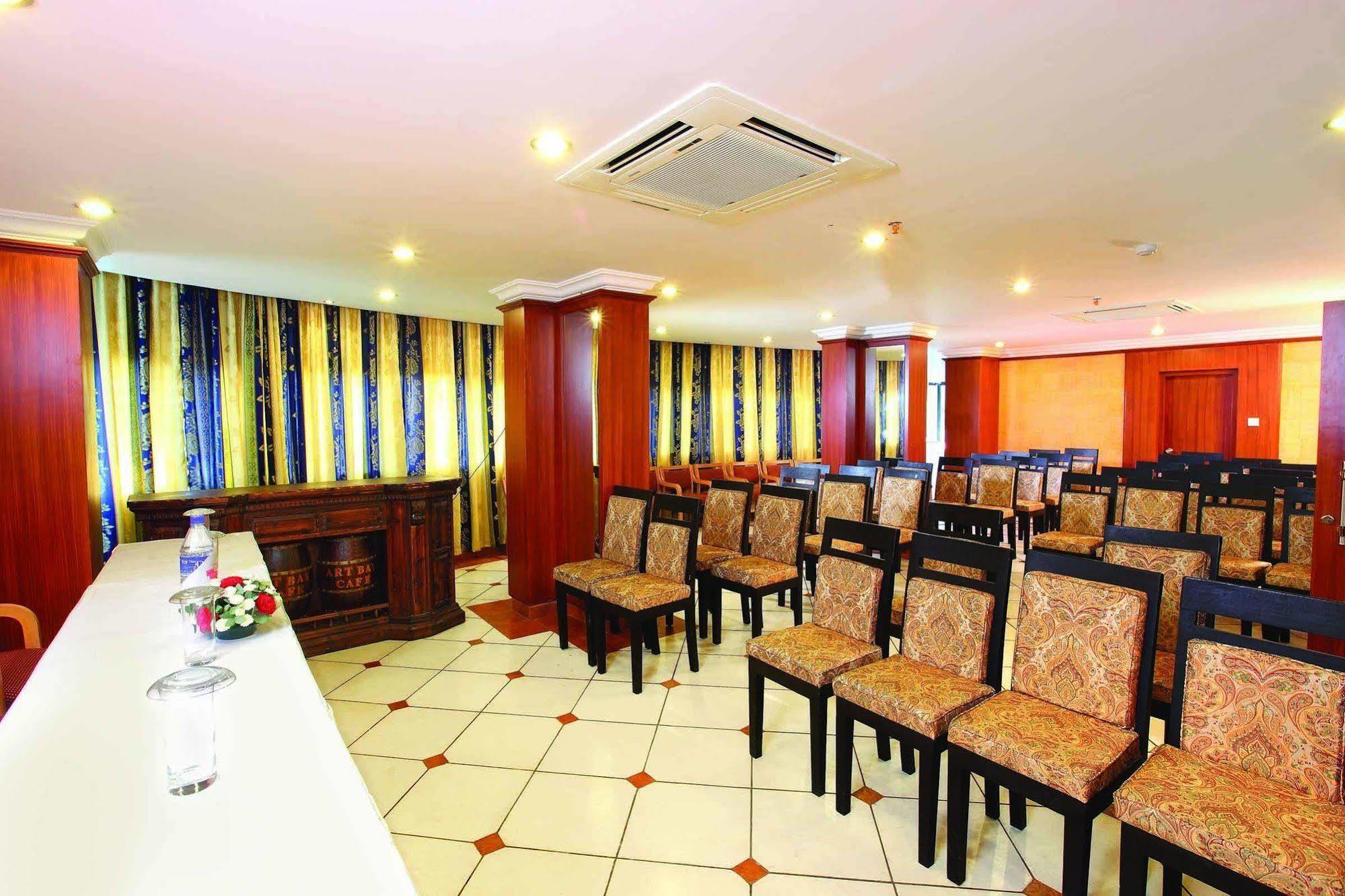 เออร์เบิน เฮาส์ เอมเมอรัลด์ สวีท Hotel Kochi ภายนอก รูปภาพ