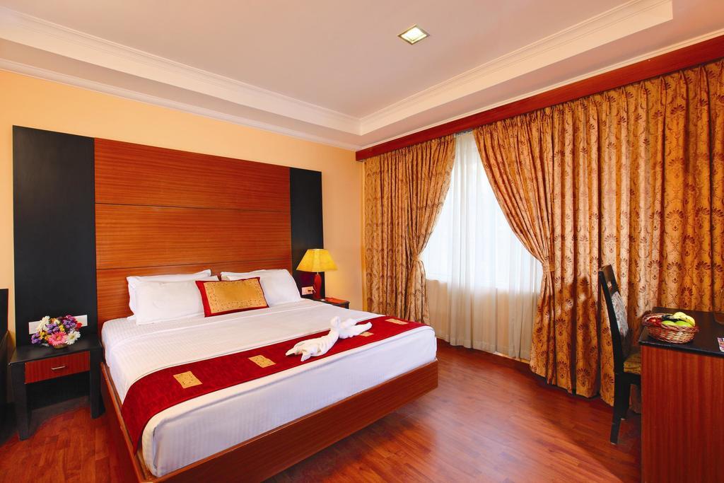 เออร์เบิน เฮาส์ เอมเมอรัลด์ สวีท Hotel Kochi ภายนอก รูปภาพ
