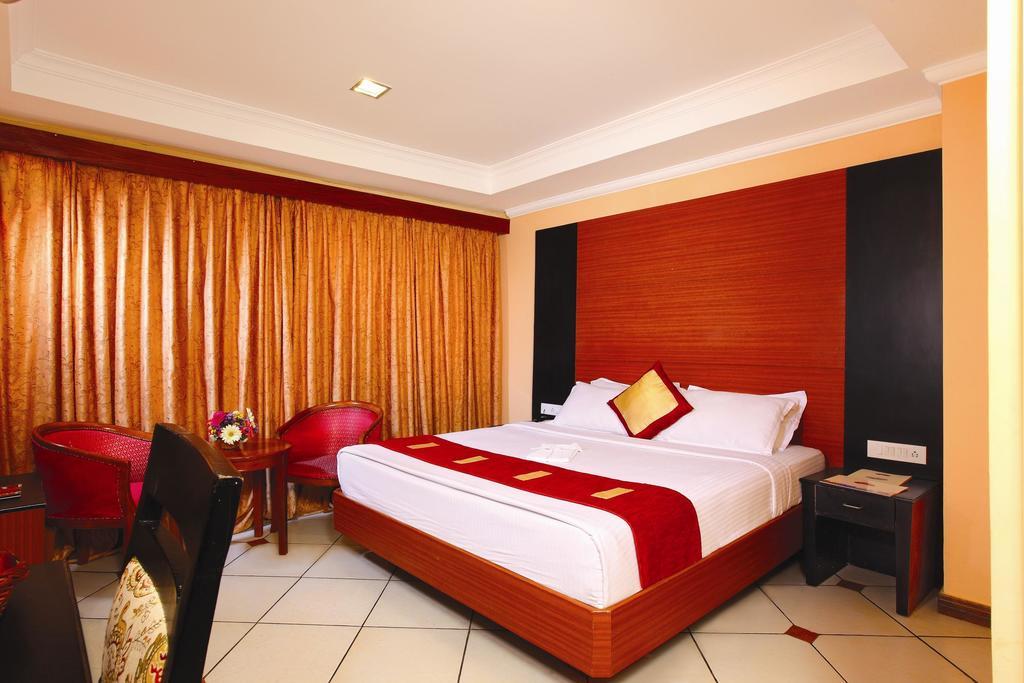 เออร์เบิน เฮาส์ เอมเมอรัลด์ สวีท Hotel Kochi ภายนอก รูปภาพ